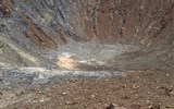 Vulcano - Itálie - Sicílie - Vulcano, La Fossa, odvážní mohou sestoupit až dolů na dno kráteru