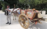 Erice - Itálie - Sicílie - Erice, místní pouliční umělec s tradičním historickým sicilským vozem