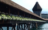 Švýcarský advent a slavnost Klausjagen 2018 - Švýcarsko - Lucern - Kapellbrücke a Wasserturm, 1332, 1993 z větší části vyhořel ale obnoven přesně podle původní podoby
