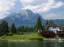 Švýcarsko, eurovíkend Luzern, nočním vlakem do Curychu 2022  Švýcarsko - lodní výlet z Lucernu, masiv hory Pilatus od jezera Vierwaldstättersee