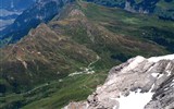 Grindelwald - Švýcarsko - výhled z Jungfraujoch, dole sedlo a nádraží Kleine Scheidegg