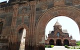 Gruzie a Arménie - země jižního Kavkazu - Arménie - Ečmiadzin, sv.Gayané, zdobená ohradní zeď areálu