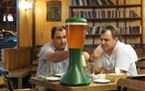 Gruzie a Arménie - země jižního Kavkazu - Arménie - Jerevan, Beer Academy, takhle se tady taky čepuje pivo