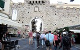 Taormina - Itálie - Sicílie - Taormina, městská brána Porta Catania, 1440, erb v aragonštině
