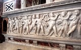 Cagliari - Itálie - Sardinie - Cagliari, katedrála, reliéf z římského sarkofágu s pohanskými motivy na svatém místě
