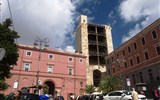 Cagliari - Itálie -  Cagliari, Torre dell´Elefante, vnitřní zeď chybí a krásně ukazuje rekonstruovamou vnitřní dřevěnou konstrukci