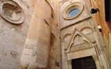 Cagliari - Itálie - Sardinie - Cagliari, dóm, portál levého transeptu, 14.století gotika, použita ozdobná částí římského sarkofágu