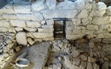 Barumini - Itálie - Sardinie - Palazzo Zappata, zbytky kamenných chýší s vnitřní výbavou pod palácem