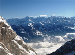 Švýcarsko - Pilatus, vlevo ze strany uťatý vrchol Titlis (3243 m), v zimě bývá viditelnost z vrcholu výborná