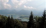 Wolfgangsee - Rakousko - břehy Wolfgangsee střeží vrcholy (zleva) Rettenkogel (1780), Sparber (1502) a Bleckwand (1540)