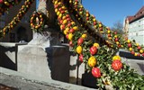 Rothenburg - Německo - Rothenburg, Marktbrunnen, velikonočních vajíček je tu hodně