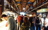 tapas - Španělsko - Madrid, Mercado de San Micuel, se skleničkou v ruce se vybírá líp