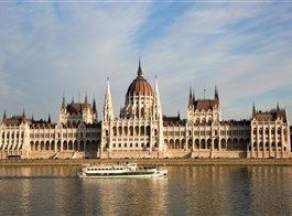 Adventní Budapešť vlakem, termální lázně a vánoční trhy 2022  Maďarsko - Budapešť - Parlament.jpg