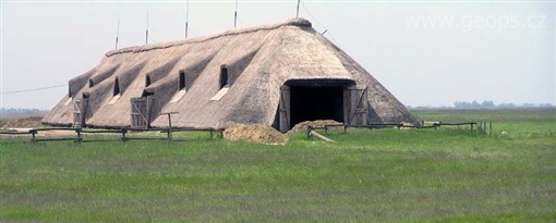 Maďarsko - NP Hortobágy - pusta je rovina kam oko dohlédne a proto i stodoly musejí mít mohutné hromosvody