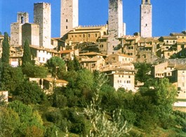 Florencie, Garfagnana s koupáním a Carrara 2022  Itálie - Toskánsko - San Gimignano, rodové věže tvoří typickou siluetu města