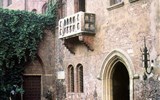 Krajem Lago di Garda a opera ve Veroně - Itálie - Benátsko - Verona, balkon tak dobře známý z Julie a Romea
