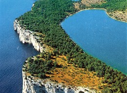 Chorvatsko - na zdejším pobřeží se snoubí bílé vápencové skály a modré moře i obloha
