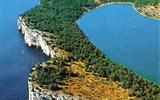 Národní park Mljet a jižní Dalmácie - Chorvatsko - na zdejším pobřeží se snoubí bílé vápencové skály a modré moře i obloha