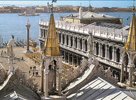 Benátky, ostrovy, slavnost gondol a Bienále 2022  Itálie - Benátky - pohled ze střechy baziliky Sv.Marka na střed města - náměstí sv.Marka, vzniklé 1177 zhruba v této podobě