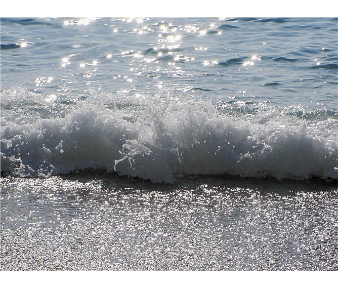 Řecké ostrovy Lefkáda, Kefalonie, Zakynthos - Řecko - Lefkáda - vlny se tříští na plážích a čas tu posedává ve stínu