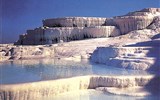 Turecko, za krásami Kappadokie - Turecko, Pamukkale, oslnivě bílé travertinové sedomenty se vysrážely z horké termální vody 