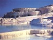 Turecko, Pamukkale, oslnivě bílé travertinové sedomenty se vysrážely z horké termální vody 
