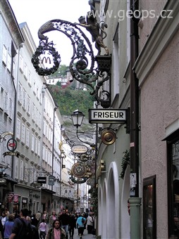 Rakousko, Salzburg - úzké uličky pod pevností se starobylými vývěsními štíty