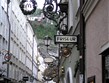 Rakousko, Salzburg - úzké uličky pod pevností se starobylými vývěsními štíty