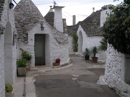 Itálie, Apulie, Alberobello, kamenné tradiční domky trulli