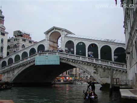 Itálie - Benátky - Ponte Rialto, nejstarší most přes Canal Grande, dokončen 1591, autor Antonio da Ponte