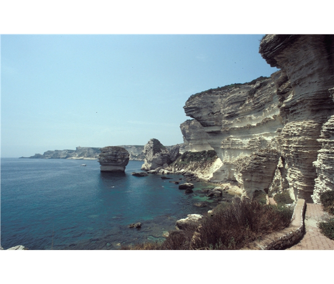 Korsika, ostrov krás a barev - Francie - Korsika - vápencové útesy u Bonifacia