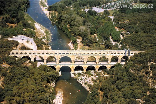 Francie - Provence - antický Pont du Gard, postaven roku 19 a užíván až do 19,.stol., přiváděl vodu do Nimes, 49 m vysoký a 275 m dlouhý