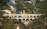 Přírodní parky a památky Provence 2017 - Francie - Provence - antický Pont du Gard, postaven roku 19 a užíván až do 19,.stol., přiváděl vodu do Nimes, 49 m vysoký a 275 m dlouhý