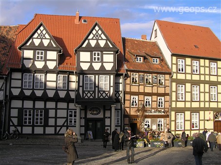 Německo - Harz - Quedlinburg, Schlossplatz, uprostřed tzv. Klopstockhaus, 1560, rodný dům básníka Klopstocka a jeho muzeum