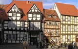 Tajemný Harz a slavnost čarodějnic - Německo - Harz - Quedlinburg, Schlossplatz, uprostřed tzv. Klopstockhaus, 1560, rodný dům básníka Klopstocka a jeho muzeum