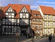 Německo - Harz - Quedlinburg, Schlossplatz, uprostřed tzv. Klopstockhaus, 1560, rodný dům básníka Klopstocka a jeho muzeum