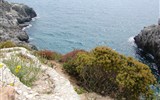 Gargano a památky Apulie - Itálie - Apulie - pobřeží s vápencovými skalami a malými plážemi