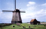 Jarní Benelux - Holandsko - větrné mlýny krájejí svými lopatkami nebe nad zemí vyrvanou moři