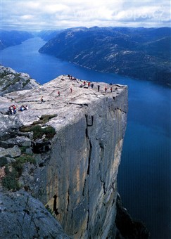 severské země - Norsko - Prekestolen, kvádrovitý megablok tyčící se 604 m nad hladinou  Lysefjordu s překrásným výhledem