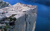 Zájezdy s turistikou - Skandinávie - Norsko - Prekestolen, kvádrovitý megablok tyčící se 604 m nad hladinou  Lysefjordu s překrásným výhledem