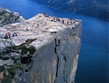 Norsko - Prekestolen, kvádrovitý megablok tyčící se 604 m nad hladinou  Lysefjordu s překrásným výhledem
