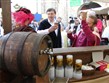 ČR, Znojmo, vinobraní si u stánků užívají všichni
