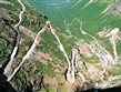 Velkoměsta - Norsko - Cesta Trollů strmě stoupá nad údolí Romsdalen u města Andalsness