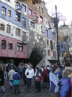 Rakousko - Vídeň - Hundertwasserův dům, 1983-86, uvnitř 52 bytů
