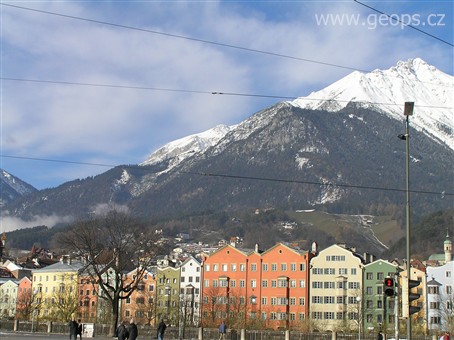 Rakousko - Tyrolsko - Innsbruck, nad městem se ze všech stran tyčí horské štíty