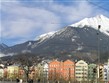 Rakousko - Tyrolsko - Innsbruck, nad městem se ze všech stran tyčí horské štíty