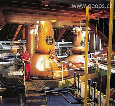 Velká Británie - Skotsko - destilační kolony v palírně whisky