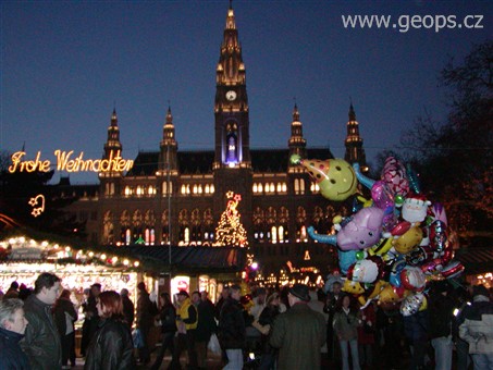 Rakousko - Vídeň - adventní trhy před radnicí
