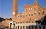 Toskánsko se slavností v Monteriggioni - Itálie - Toskánsko - Siena, Palazzo Pubblico a Torre del Mangie (1325-44), typická italská gotika 