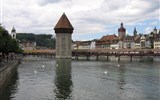 Luzern - Švýcarsko - Luzern - Kapellbrücke, 120 m dlouhý most s vodárenskou věží z roku 1333